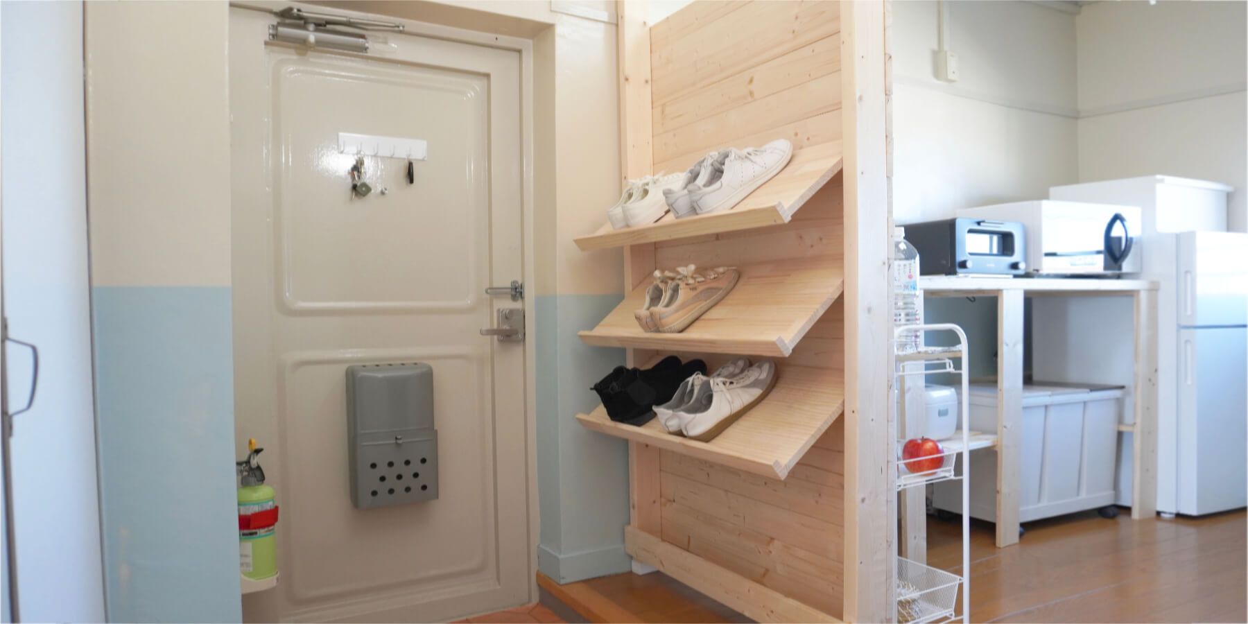 2靴箱のない玄関に、キッチンとの間仕切り兼省スペースな靴箱をDIY。