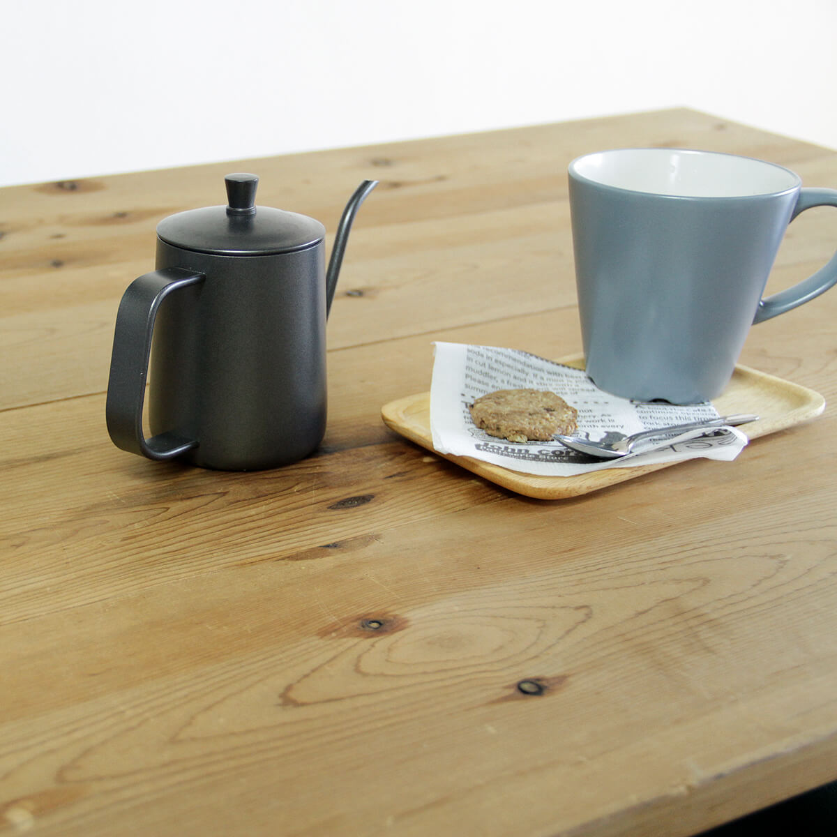 サーモウッドのカフェテーブル
