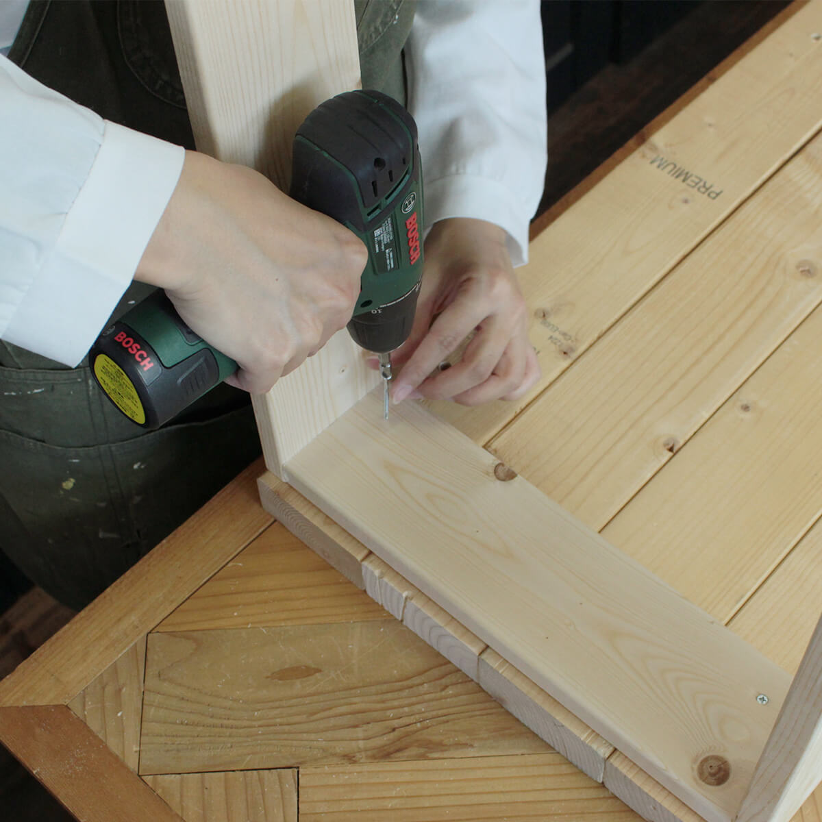 定番木材で作るスタンディングデスク