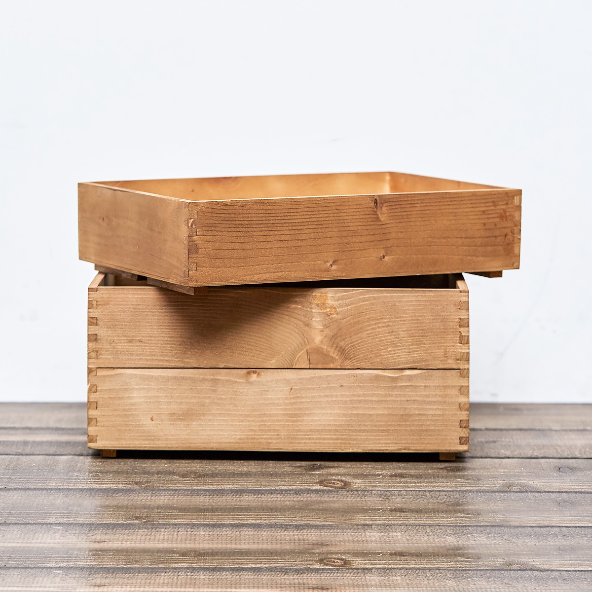 シンプルな木箱